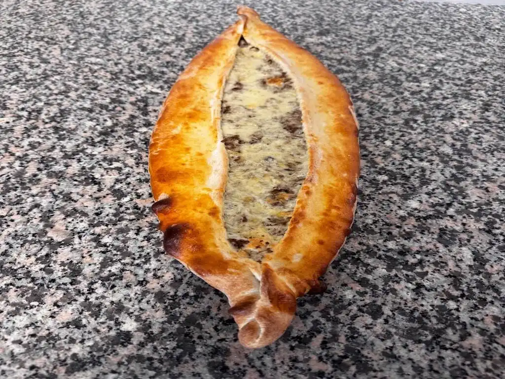 Pide mit Dönerfleisch käse