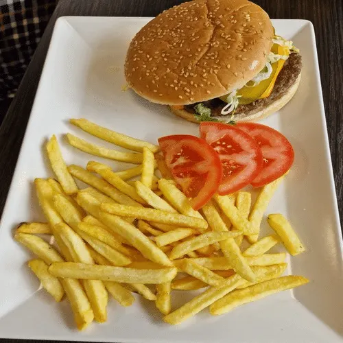 Cheeseburger mit Pommes Frites