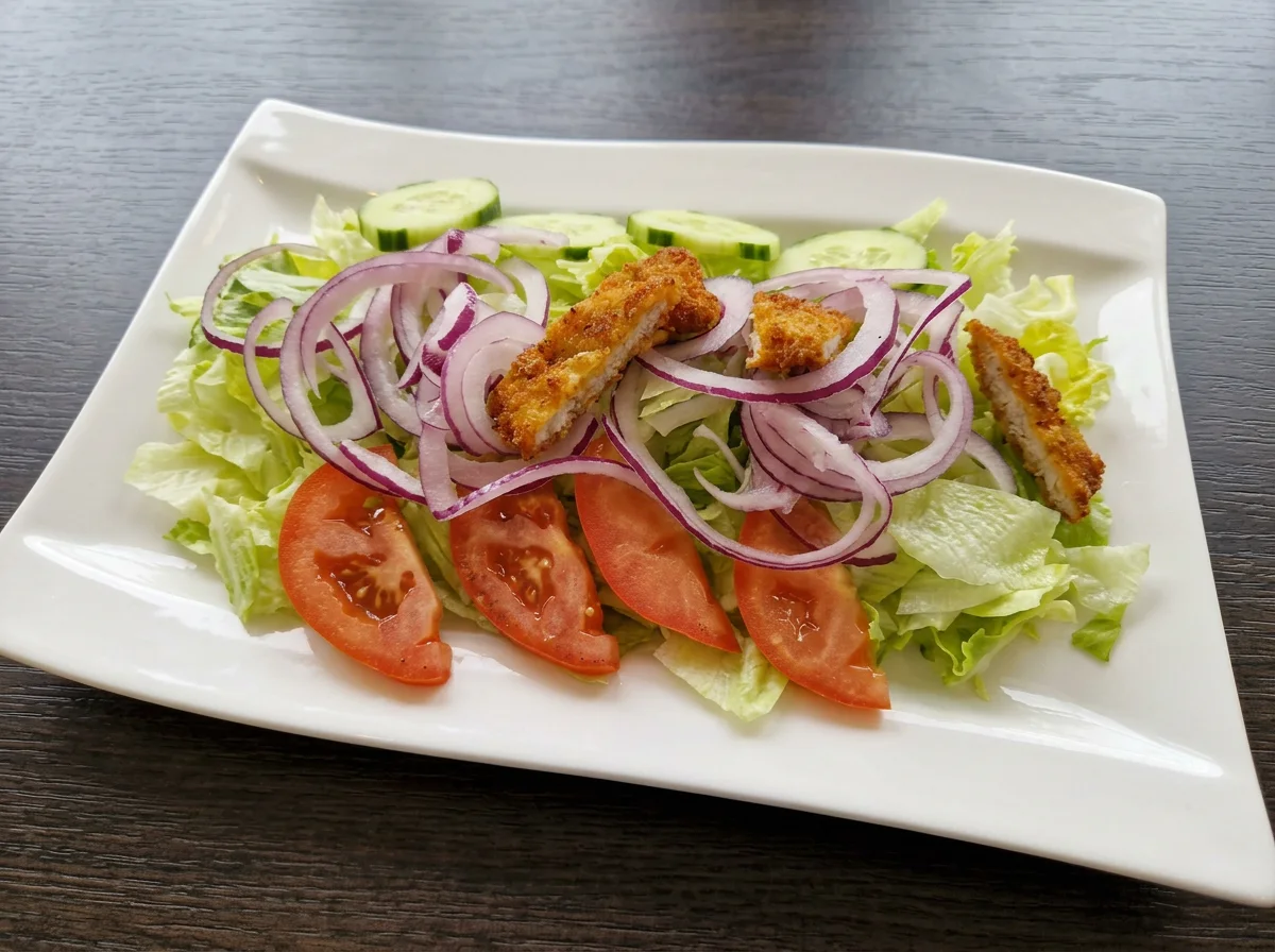 Fitness Salat mit gemischtem Salat und Hähnchenschnitzel