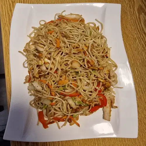Gebratene Nudeln mit Hühnerfleisch