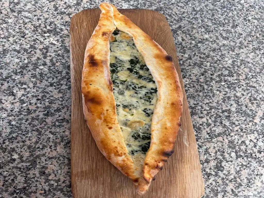 Pide mit Spinat käse
