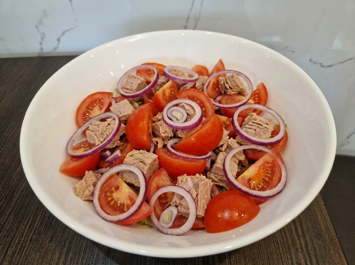 Tomatensalat mit Tomaten, Thunfisch und Zwiebeln
