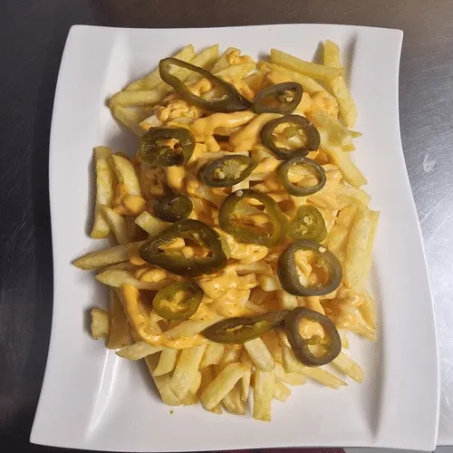 Chili-Cheese fries Pommes Mit Jalapenos und Käsesauße