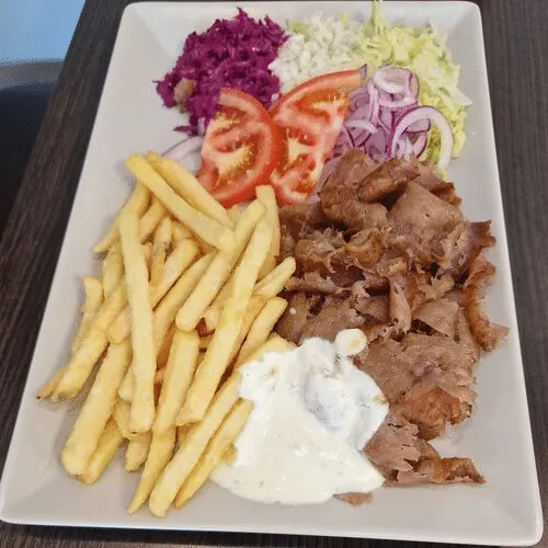 Dönerteller mit Salat und Pommes  Sauce
