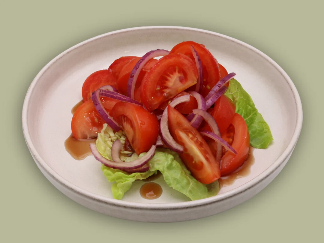 Tomatensalat mit Zwiebeln und Oregano