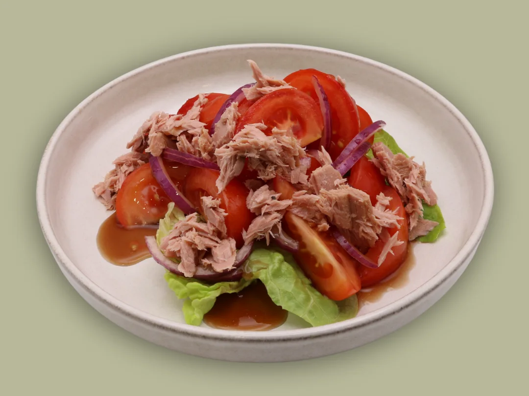 Tomatensalat mit Thunfisch und Zwiebeln