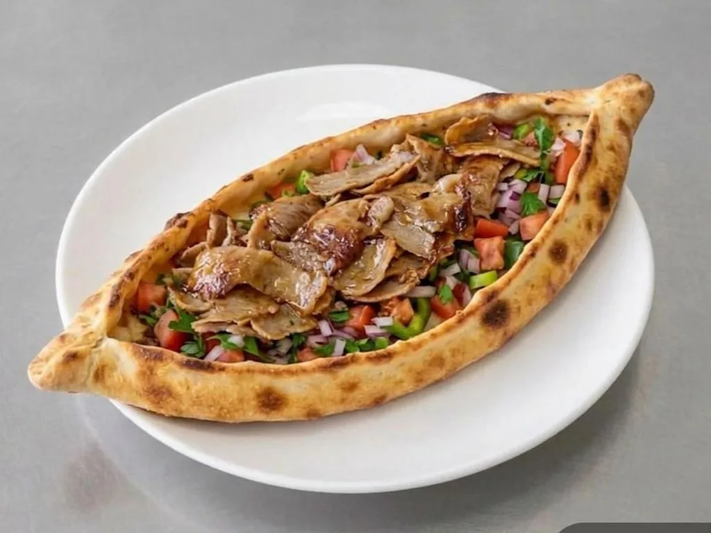 Pide mit Drehspießfleisch
